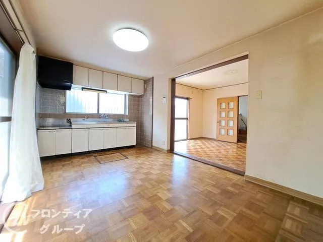 [Southwest facing] Renovation history available ■ Spacious garage and wide road in front, comfortable with a wide balcony