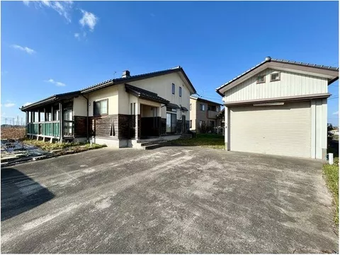Rich in nature with supermarkets and drugstores within 2 km! A home where you can feel nature♪