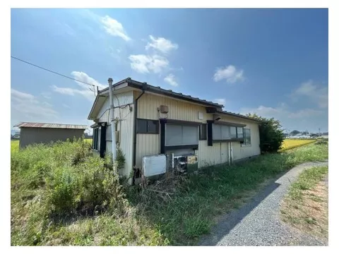 A quiet location with a rural landscape and little traffic.