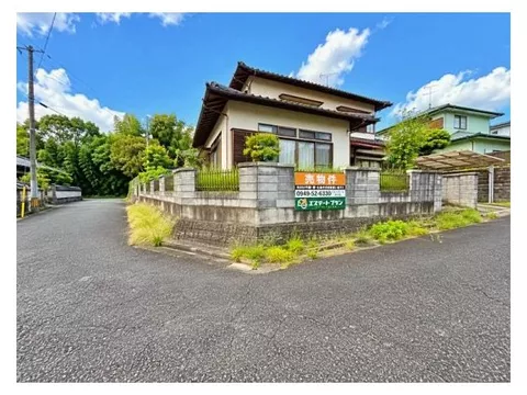 This is a two-story building with 5DK! It is within a 15-minute walk to the school.