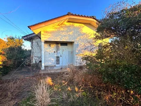 ◆ Entrance hall ◆ South-facing living room ◆ Land over 100 tsubo ◆ Parking for 3 cars ◆ Separate bath and toilet