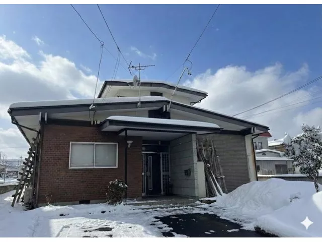 Equipped with road heating in the parking space in front of the entrance! Safe even in winter! The building is in good condition