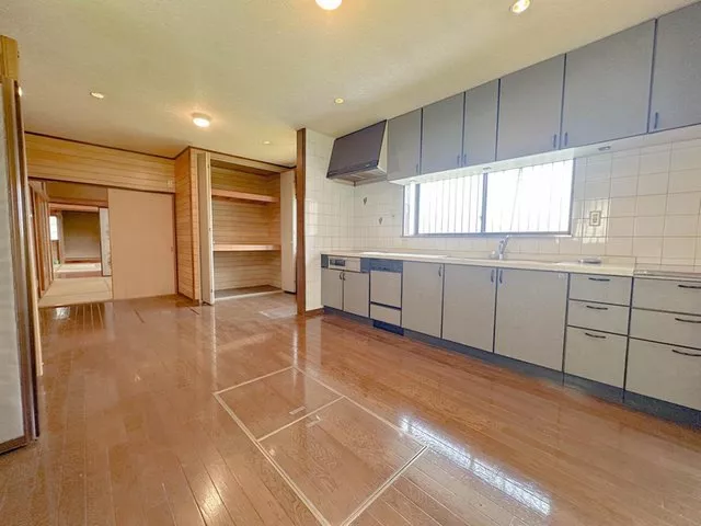 Land over 122 tsubo! A house with a large garden!
