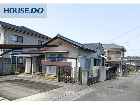 Good sunlight in a 3DK single-story house. Parallel parking for 2 cars available. 5 minutes on foot to Futaba Middle School, suitable for renovation.