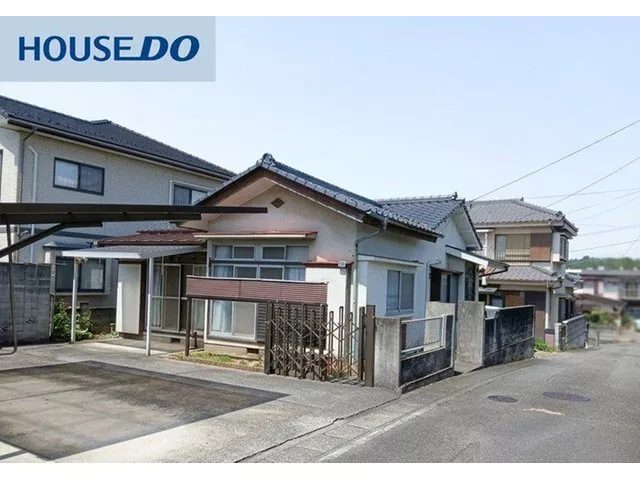 Good sunlight in a 3DK single-story house. Parallel parking for 2 cars available. 5 minutes on foot to Futaba Middle School, suitable for renovation.