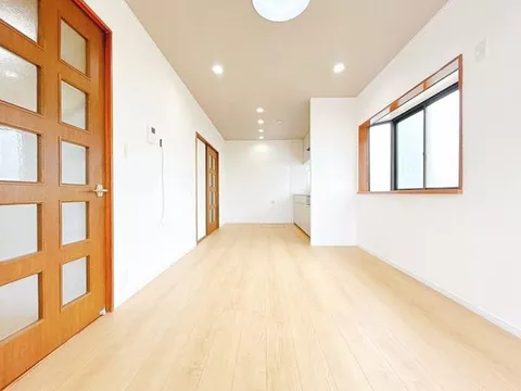 Open house held, interior and exterior renovation completed, immediate move-in possible, parking for 2 cars in parallel available