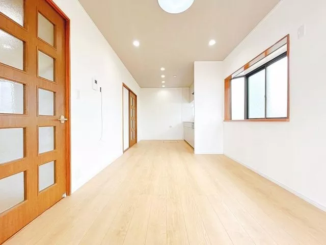 Open house held, interior and exterior renovation completed, immediate move-in possible, parking for 2 cars in parallel available