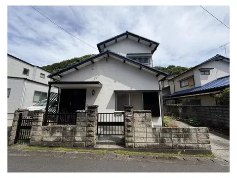 Transformed into a retro reform house. Located in an area resistant to flooding.