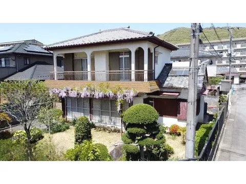 South-facing with good sunlight, this used house features a spacious living space.