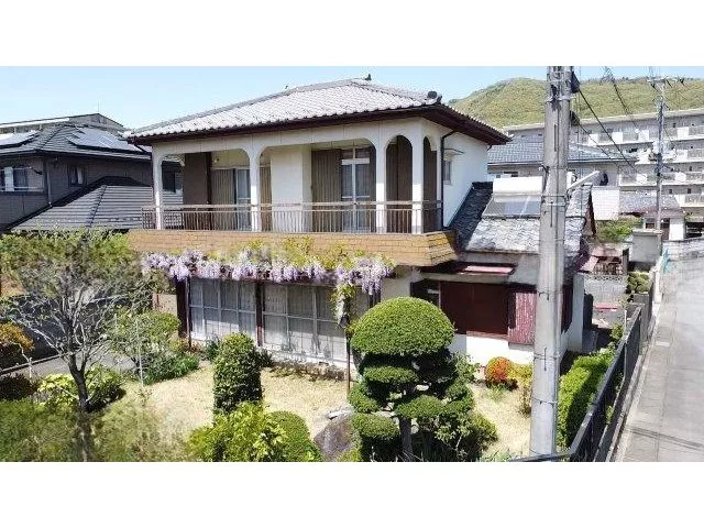 South-facing with good sunlight, this used house features a spacious living space.
