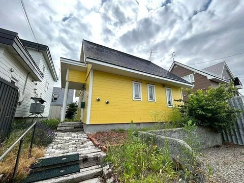 A Swedish house built on a spacious lot. Enjoy family time in the generous LDK.