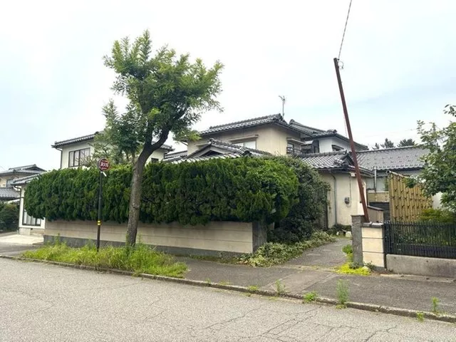 Southwest facing, wide front road with sidewalk, good access from Noto