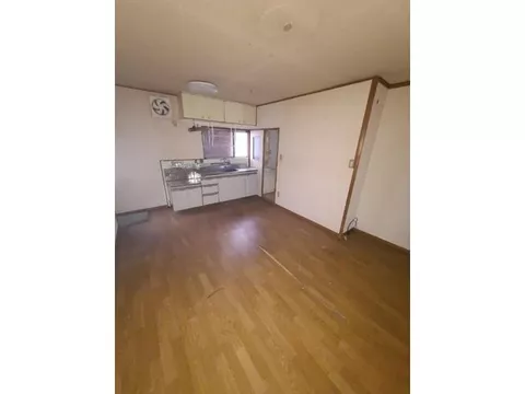 A built-in garage for your precious car! All rooms are approximately 6 tatami mats or larger in a 3DK!