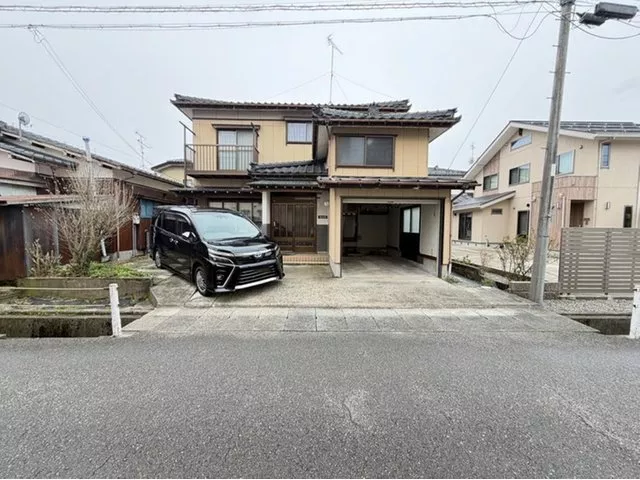 Spacious 6DK with ample facilities. Equipped with 6 air conditioners & bathroom renovated for a new life♪