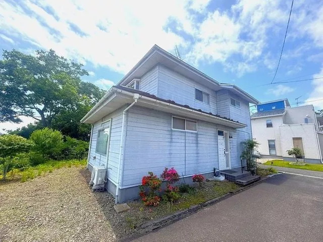 Elevated location with good sunlight and view!!