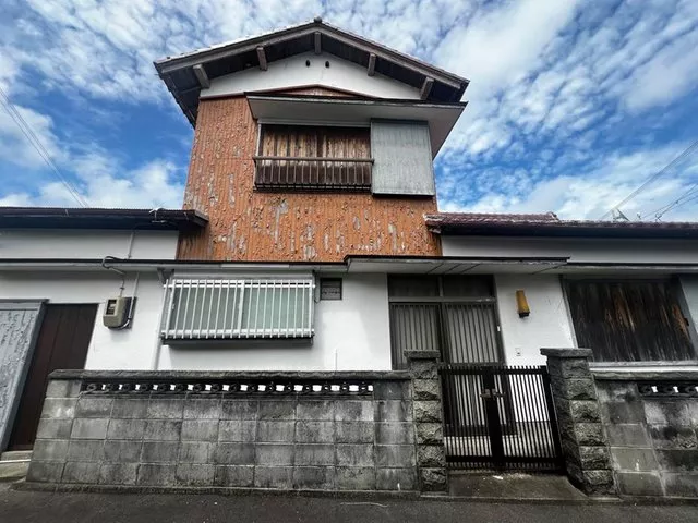 A property in a nature-rich environment, within 10 minutes walking distance to elementary and junior high schools, with good living convenience!