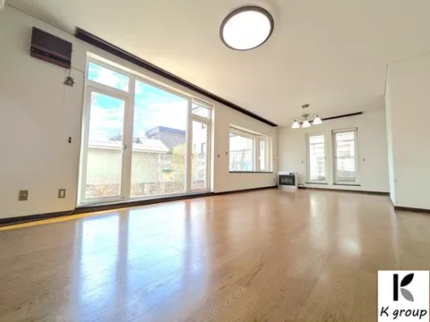 A 2-story 4LDK house with a great view located on an elevated area. Equipped with an underground garage!