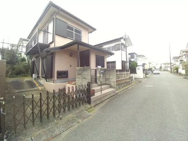 Residential area with well-developed urban gas and water infrastructure! Parking for 3 cars available♪ LDK 17 tatami mats♪