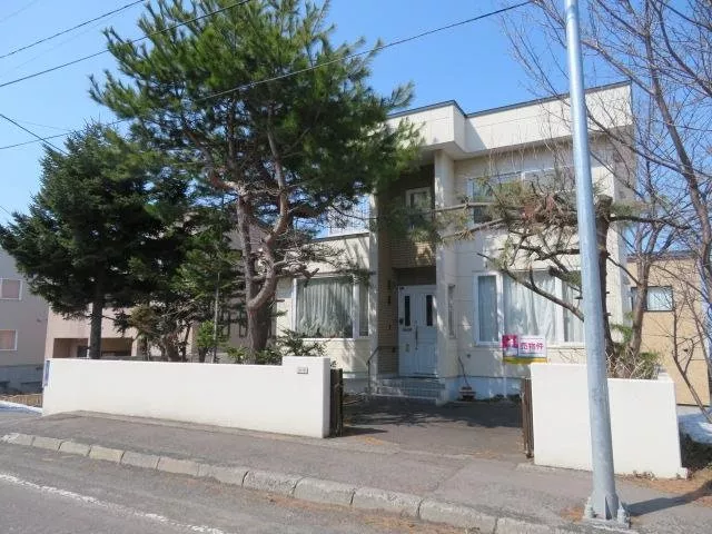 Quiet residential area in Shinko, Otaru. Front road is a spacious bus route. Express bus available!
