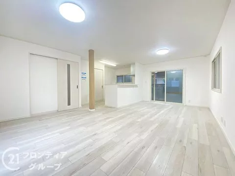 [Southeast facing + Immediate reservation available] ■ The spacious LDK is 19 tatami mats, allowing for a comfortable stay.