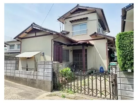 15 minutes on foot to elementary school, 4 minutes to junior high school, and a highly convenient location with abundant nearby commercial facilities