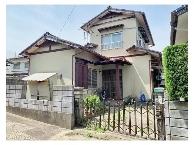 15 minutes on foot to elementary school, 4 minutes to junior high school, and a highly convenient location with abundant nearby commercial facilities