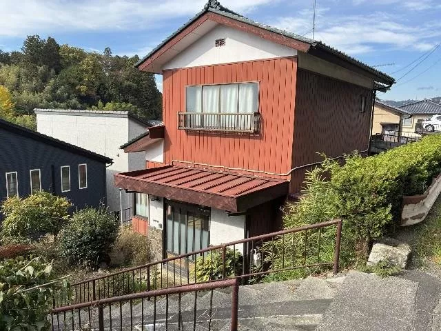 A garden on the south side where you can grow a home garden! Nearby supermarkets, restaurants, and other commercial facilities!