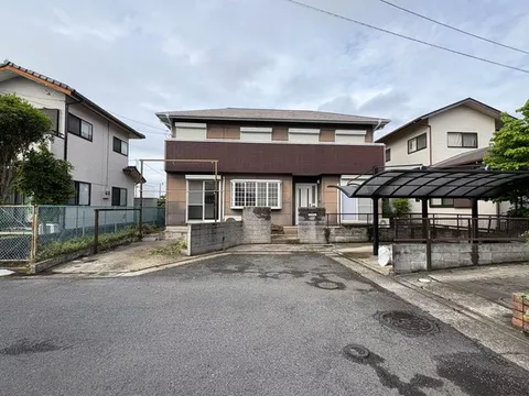 Southwest facing with good sunlight! Three-way corner lot with waterways on the west and north sides!