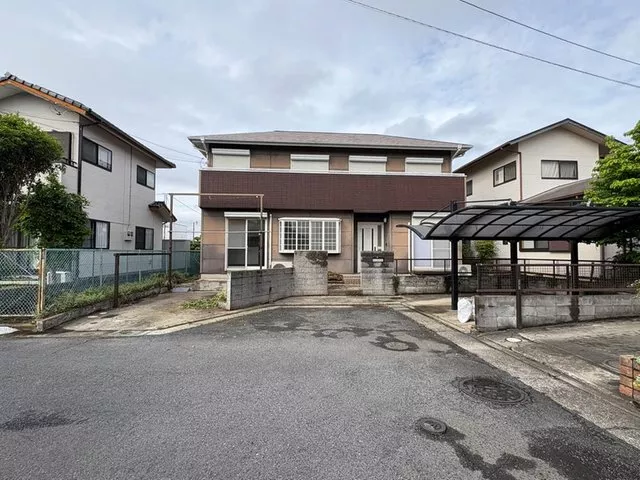 Southwest facing with good sunlight! Three-way corner lot with waterways on the west and north sides!