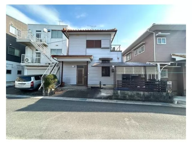 ◆Regular-shaped land ◆Japanese-style room ◆Abundant storage ◆Renovation scheduled for completion in April of the 8th year of Reiwa ◆Within walking distance to elementary and junior high schools