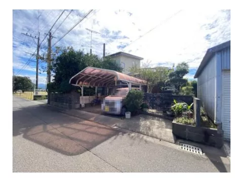 A quiet residential area surrounded by nature, close to Hayamizukoen Park, with convenience stores and supermarkets relatively nearby
