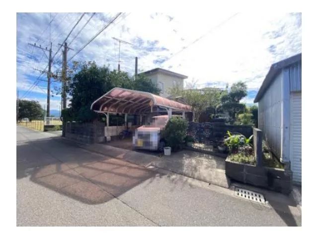 A quiet residential area surrounded by nature, close to Hayamizukoen Park, with convenience stores and supermarkets relatively nearby