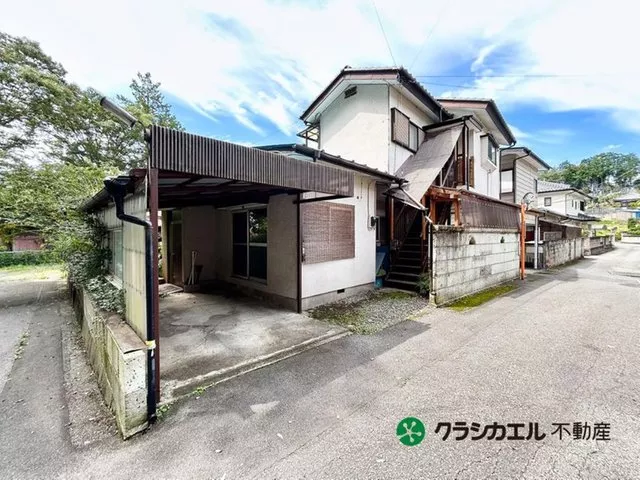Over 99 tsubo of land with parking for 2 cars. Spacious 6DKK+S home suitable for two families.