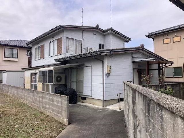 The water areas have been fully renovated once and are relatively clean. Inquiries for viewings are welcome!