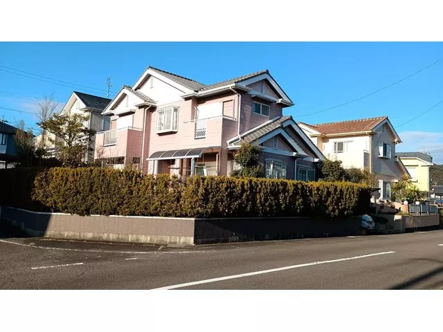 South-facing corner lot with good sunlight. Well-maintained. Improved insulation with interior window renovation.