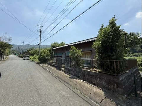 This is a single-story property designed to minimize accidents from falls down stairs.
