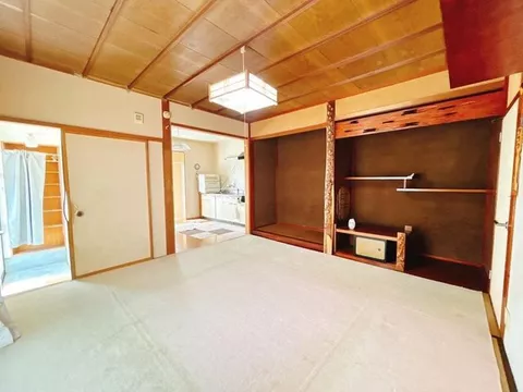 [Open House Held] Interior and exterior renovation planned // Parking for 4 cars available // Corner lot // 10-minute walk to Sakurai Elementary School