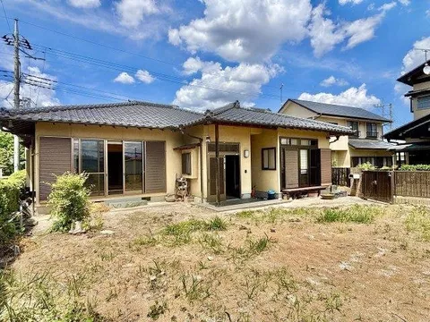 A single-story property on a 111-tsubo lot♪ There is a park across the street from the property!