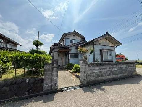 Good view ♪ For fishing and swimming ♪ About 5 minutes on foot to the sea ♪ Garage (1 car) and parking space for 2 cars