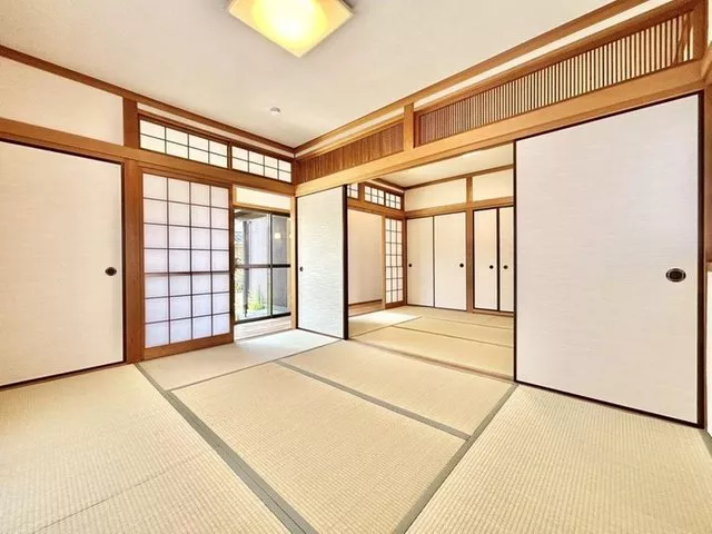 【Open house held】Interior and exterior renovated / Move-in available within the year / Water facilities replaced / Parking for 2 cars available