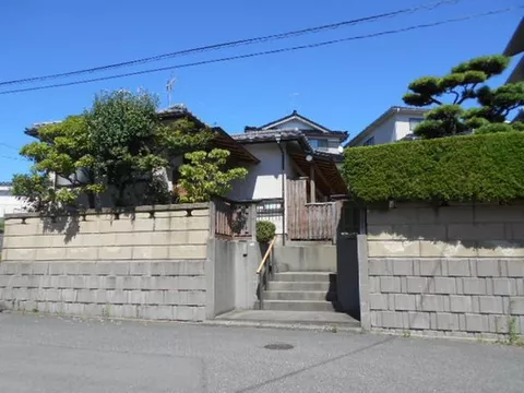 A single-story property located on high ground outside the tsunami and flood area!
