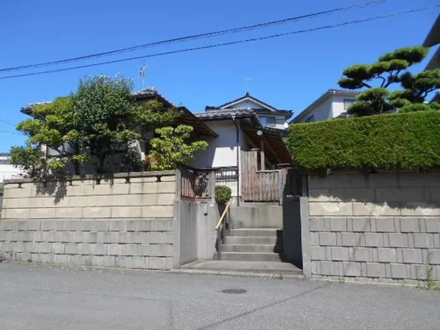A single-story property located on high ground outside the tsunami and flood area!