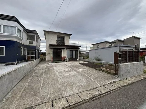 Convenient location, parking space for 4 cars available, how about as a renovation base?
