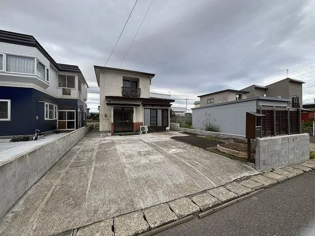 Convenient location, parking space for 4 cars available, how about as a renovation base?