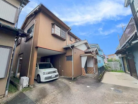 ■Kitchen with a back door■The spacious garage can also be used as a storage◎The surrounding area is a quiet residential neighborhood