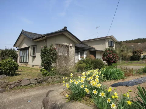 7,000 meters on foot from JR Hazawa Line "Hazawa" Station