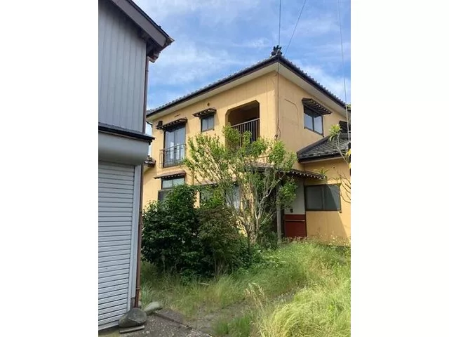A 5DK used house near the Maki-Katahigashi Interchange! There is a two-story garage (for one car).