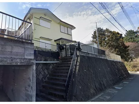 Land 67 tsubo, 4 LDK + garage, with a garden on the south side.