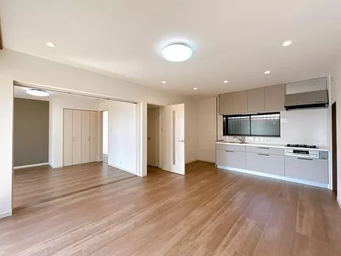 [Open House Held] [Interior and Exterior Renovation Completed] Parking available for 3 to 4 standard cars.