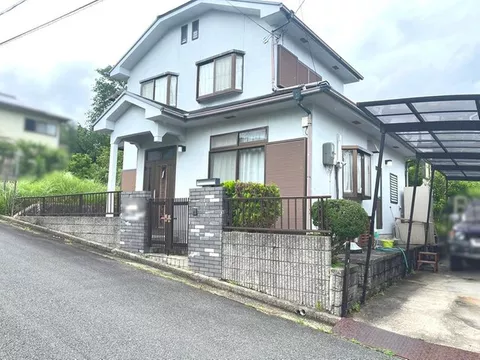 ■ Property facing a 6m wide road on the south side ■ There is parking space for 2 cars!
